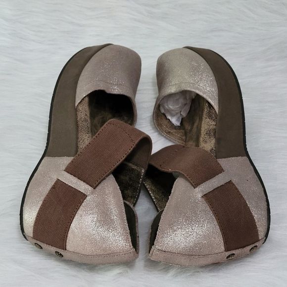 USED IN GREAT CONDITION, OTBT SANDALS IN BRONZE COLOR! - Picture 3 of 7